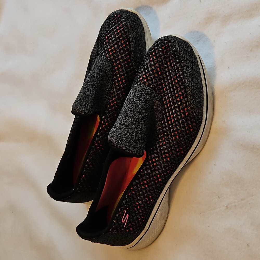 Skechers Black & Pink Goga max slip on Sneakers